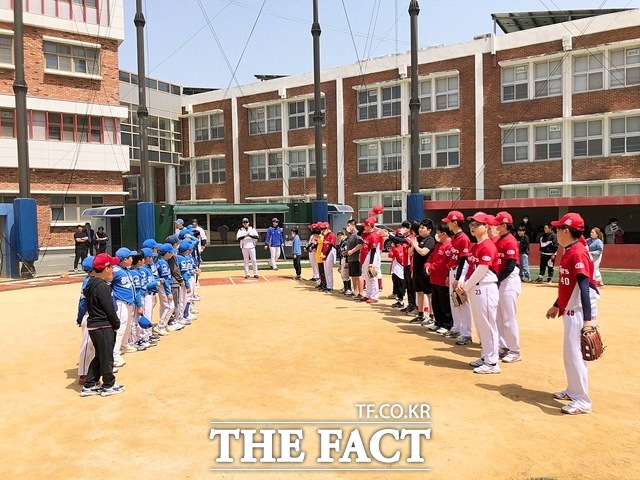 광주 동구가 고향사랑기부제로 지원하고 있는 국내 최초 발달장애인 야구단인 E.T야구단 훈련 모습./ 더팩트 DB