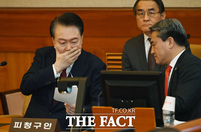 검찰이 방첩사령부 관계자들에게 12.3 비상계엄 사태 당시 주요 정치인을 체포하라는 지시가 있었다는 사실을 뒷받침할 진술을 확보하고 있다. 윤석열 대통령이 지난 6일 오전 서울 종로구 헌법재판소 대심판정에서 열린 탄핵심판 6차 변론기일에 출석, 변호인과 자료를 보며 대화를 나누고 있다.2025.02.06 사진공동취재단