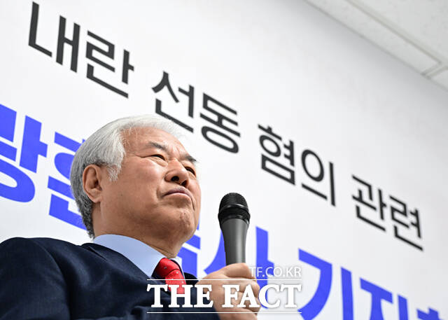 ‘서울서부지법 폭동 사태’를 수사하고 있는 경찰이 내란 선전·선동 등 혐의를 받는 전광훈 사랑제일교회 목사 수사에 속도를 내고 있다. 경찰은 전 목사 고발인을 모두 불러 조사했고 서부지법에 침입한 혐의로 구속된 사랑제일교회 특임전도사 2명을 참고인 신분으로 조사했다. 사진은 전광훈 사랑제일교회 목사가 5일 서울 영등포구 자유통일당 중앙당사에서 서부지법 난동 사태와 관련해 기자회견을 하고 있는 모습./이새롬 기자
