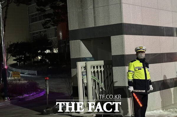 10일 오후 대전 서구 관저동의 한 초등학교에서 8세 여학생이 흉기에 찔려 숨지고 40대 여교사가 흉기에 찔린 채 발견되자 경찰들이 현장을 통제하고 있다./뉴시스