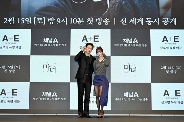 배우 박진영(왼쪽)과 노정의가 11일 오전 11시 서울 구로구 신도림 디큐브시티 더세인트에서 열린 채널A 새 토일드라마 마녀 제작발표회에서 포즈를 취하고 있다. /채널A