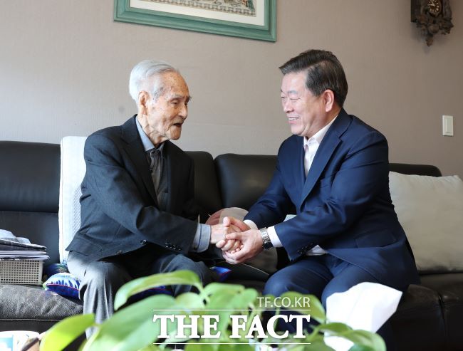 박승원 시장이 11일 올해 100세를 맞는 철산동 거주 이종각 옹을 찾아 건강을 기원했다. /광명시