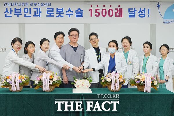 건양대병원 배장호 의료원장(왼쪽 다섯 번째)과 김철중 로봇수술센터장(왼쪽 여섯 번째)을 비롯한 산부인과 교수들과 의료진이 산부인과 로봇수술 1500례를 달성하고 기념촬영을 하고 있다. /건양대병원