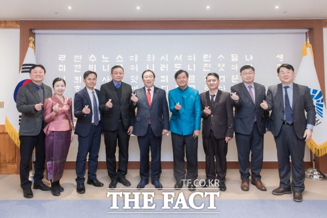 최민호 세종시장이 11일 오후 라오스 대표단과의 면담에서 창업 공적개발원조(ODA) 사업의 성공적인 추진을 위한 협력 방안을 논의했다. 사진은 왼쪽 네 번째부터 비락 아놀락 수파누봉대 총장, 최민호 세종시장, 송칸 루앙무닌톤 주한라오스대사, 빌라이쏭 매니본 루아프라방시 부시장 등과 관계자들이 기념촬영을 하고 있다. /세종시