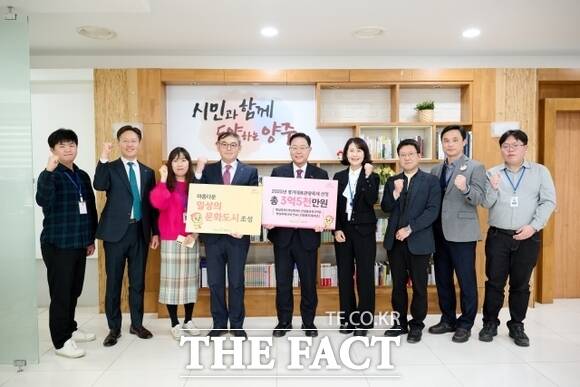 강수현 경기 양주시장(가운데)를 비롯한 관계자들이 양주 회암사지 왕실축제와 양주 천만송이 천일홍 축제가 최근 2025년 경기대표관광축제로 선정된 것을 자축하며 기념촬영하고 있다. /양주시