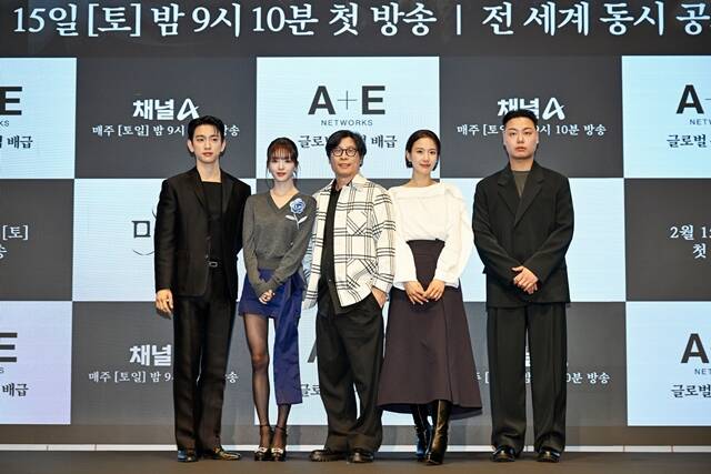 배우 박진영 노정의, 김태균 감독, 장희령 임재혁(왼쪽부터)이 11일 오전 11시 서울 구로구 디큐브시티 더세인트 그랜드볼룸에서 진행된 채널A 새 토일드라마 마녀 제작발표회에 참석했다. /채널A