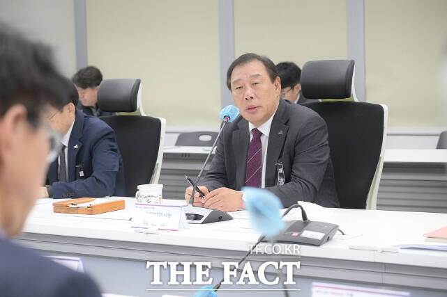 최민호 세종시장이 11일 간부회의 주재하면서 공직자의 적극적인 자세를 강조했다. /세종시