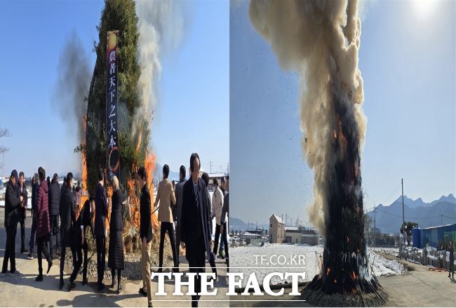 11일 오후 2시 고창군 부안면 농업인상담소 일원에서 열린 정월대보름 맞이 행사에서 달집태우기 퍼포먼스가 진행되고 있다./김영미 기자