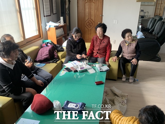 익산시 남부건강생활지원센터가 노인들의 건강한 노후생활을 돕기 위해 경로당을 방문, 건강관리를 진행하고 있다. /익산시