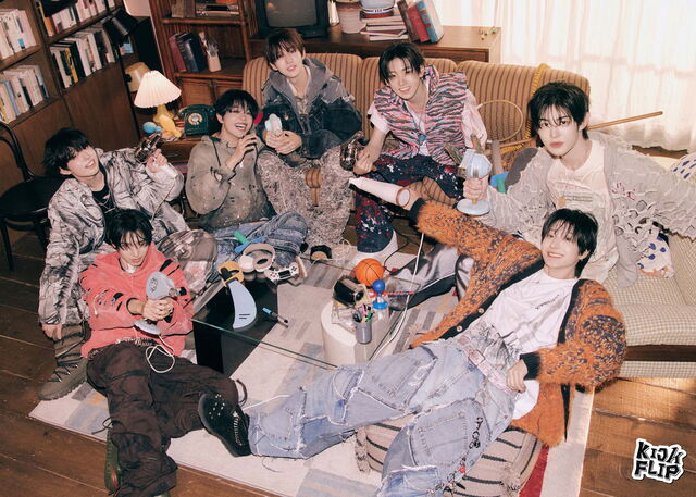 JYP 신인 보이그룹 킥플립이 첫 미니 앨범 Flip it, Kick it!으로 초동 판매량 약 27만 장을 비롯해 틱톡 팔로워 수 100만 돌파 등 성공적인 데뷔 활동을 펼치고 있다. /JYP엔터