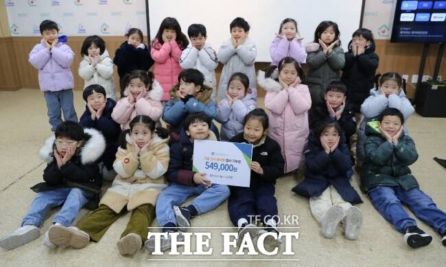 붕어빵을 판 수익금을 기부한 경기 성남시청직장어린이집 원아들./성남시장애인종합복지관