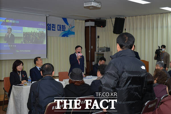 정기명 여수시장이 10일 국동 지역 시민과의 대화에 참여해 지역 주민들의 건의에 답하고 있다./여수시