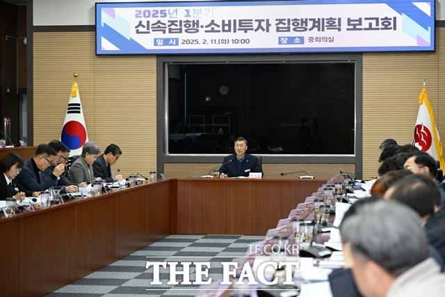 정석원 거제시장 권한대행 주재로 2025년 1분기 신속집행·소비투자 집행계획 보고회가 열리고 있다./거제시