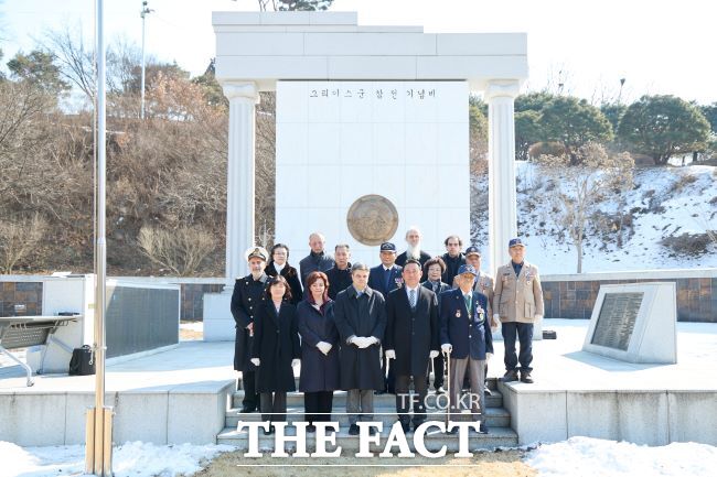 그리스군 참전비 참배한 이충우 여주시장과 신임 주한 그리스 대사 일행/여주시