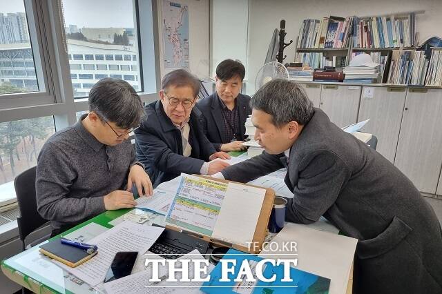 무주군은 최정일 부군수를 비롯한 건설과 직원들은 지난 10일 국토교통부와 국토연구원, 한국교통연구원을 차례로 방문해 철도와 고속도로, 국도·국지도 사업의 국가계획 반영을 요청했다. /무주군