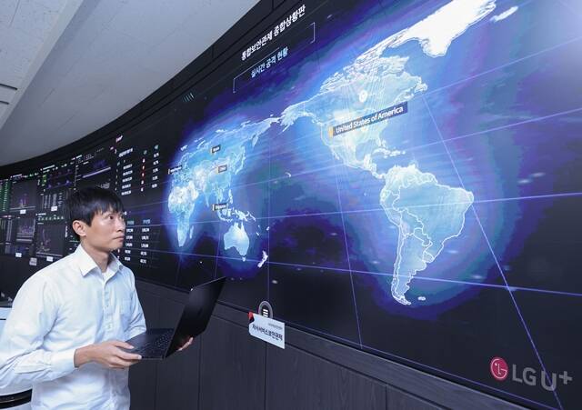 LG유플러스 임직원이 고객피해방지 분석시스템을 활용해 사이버 위협을 관리하고 있다. /LG유플러스 제공