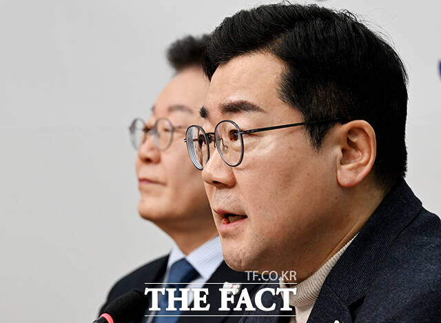 박찬대 더불어민주당 원내대표가 11일 국회에서 열린 민주당 원내대책회의에서 명태균 특검법 발의를 앞두고 내란 진상을 온전히 밝히려면 명태균 특검법이 불가피하다고 강조했다./국회=배정한 기자