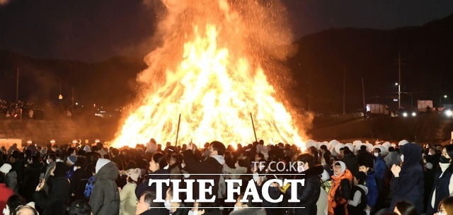 경북 경산시 남천변 둔치에서 열리는 정월대보름 달집태우기에도 1만 명 이상의 주민들이 참여 할 예정이다. 2024년 2월 행사 장면 /경산시