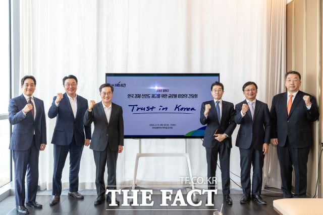 (왼쪽부터) 이도훈 도이치은행서울지점부문대표, 배준성 중국은행 서울지점대표, 김동연 경기도지사, 나카무라 신키치 MUFG은행 서울지점장, 예효항 중국공상은행 서울지점부대표, 조진우 뱅크오브아메리카 서울지점대표가 기념촬영을 하고 있다./경기도