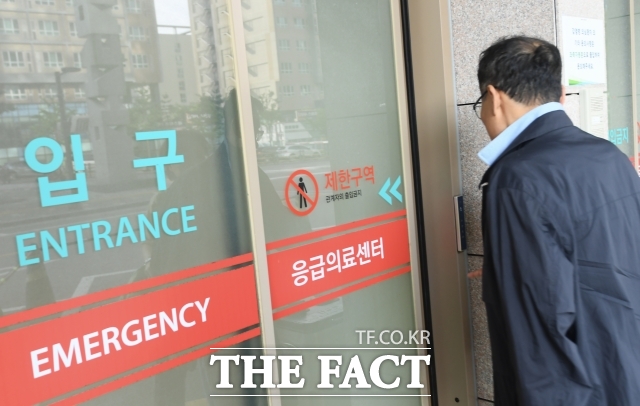 보건복지부는 다음 달 7일까지 지역 필수의사제 시범사업에 참여할 광역 지방자치단체 공모를 시작한다. 사진은 서울의 한 대학병원 응급의료센터를 찾은 시민이 들어가고 있는 모습. / 장윤석 기자