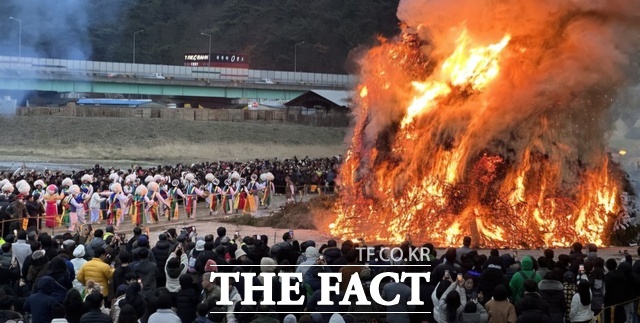 경북 청도군 청도읍 둔치에서 12일 오후 4시에 열리는 달집태우기 행사는 매년 4만명 이상 관람객들과 사진작가들이 찾아온다. /청도군
