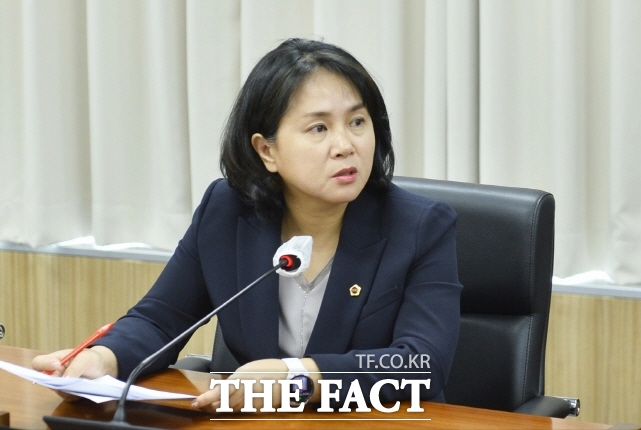 박란희 의원이 지난해 3월 열린 세종시의회 제88회 임시회 산업건설위원회에서 가람도 폐기물 악취문제에 대해 지적하고 있다. /세종시의회
