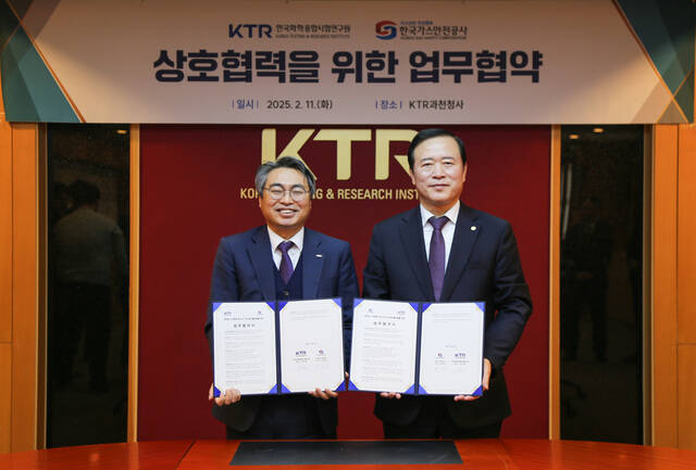 김현철 한국화학융합시험연구원(KTR) 원장(왼쪽)이 박경국 한국가스안전공사 사장과 국내 청정수소 산업 생태계 조성 협력체계 구축을 위한 업무협약을 체결하고 기념촬영을 하고 있다. /KTR