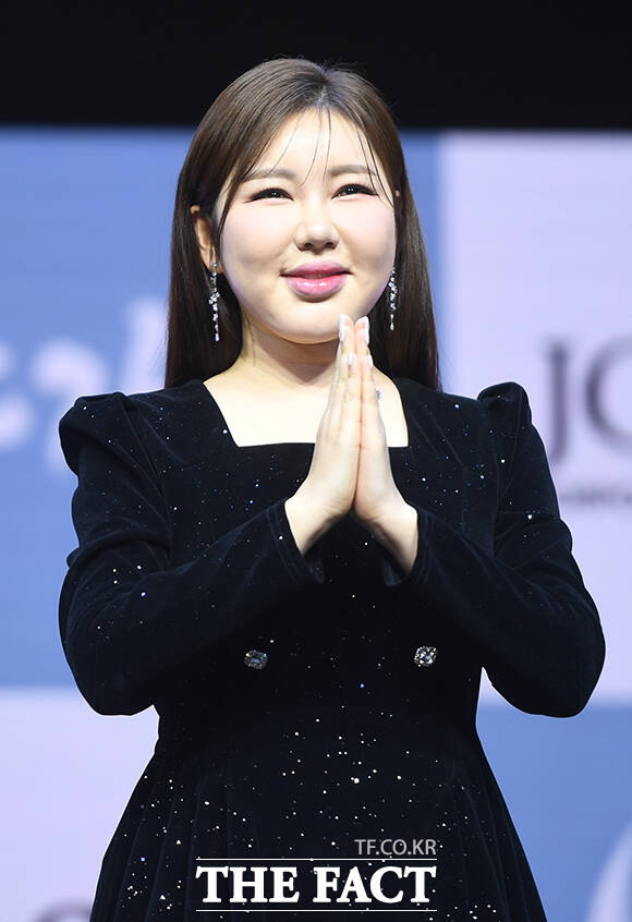 가수 송가인이 11일 오후 서울 강서구 스카이아트홀에서 정규 4집 가인;달 발매 기념 쇼케이스에 참석해 포즈를 취하고 있다. /장윤석 기자