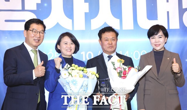 이학수 정읍시장이 지난 10일 국회도서관 대강당에서 열린 제1회 더불어민주당 지방자치대상 시상식에서 혁신정책 부문 대상을 수상했다. 고물가로 인한 경기침체 속에서도 예산 절감을 통한 민선 8기 정읍형 민생회복 지원 정책을 집중 추진하며 실효성 높은 방안을 마련해 주목받았다. /정읍시