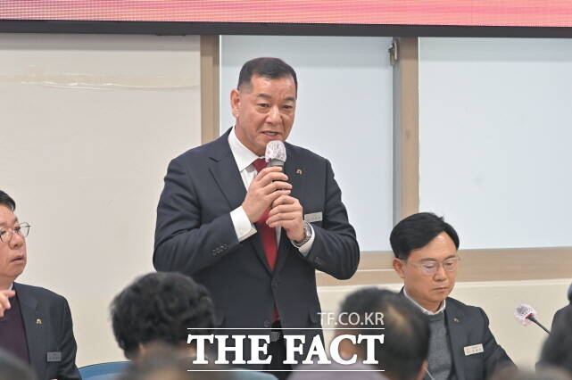 최원철 공주시장이 10일 중학동 행정복지센터에서 열린 시민과의 대화 자리에서 왕도심(원도심) 일대의 다양한 사업 추진 현황을 설명하고 있다. /공주시
