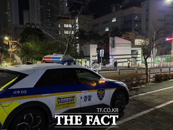 지난 10일 대전 서구의 한 초등학교에서 교사가 1학년 여학생을 살해한 사건이 발생해 경찰들이 분주하고 움직이고 있는 모습이다./독자 제공