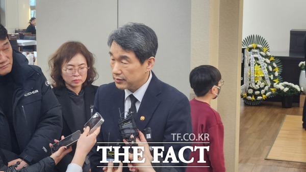 이주호 사회부총리 겸 교육부장관이 11일 건양대병원 장례식장에 마련된 고(故) 김하늘 양의 빈소를 찾아 조문 후 기자들과 인터뷰를 하고 있다./정예준 기자