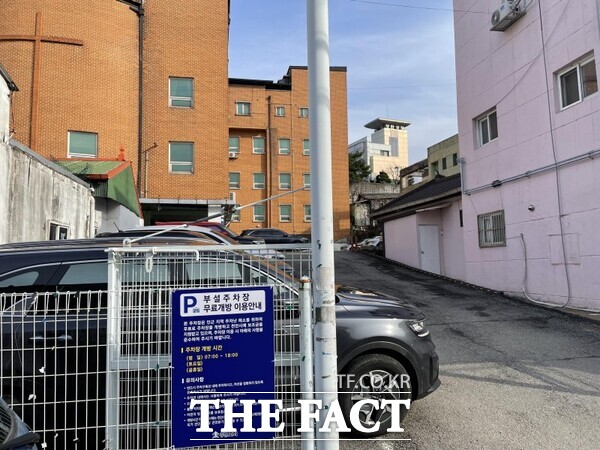 부설주차장 개방지원 사업에 참여해 개방 중인 서북구 성환읍 성환감리교회 주차장 사진 /천안시