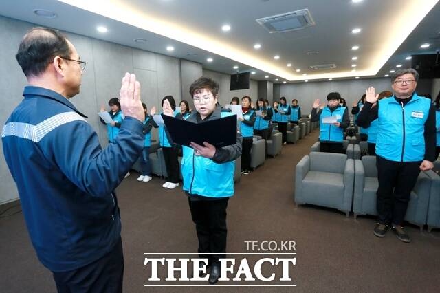 현대제철 당진제철소는 11일 사우 배우자로 구성된 마중물 주부봉사단 9기 출범 발대식을 가졌다. /현대제철