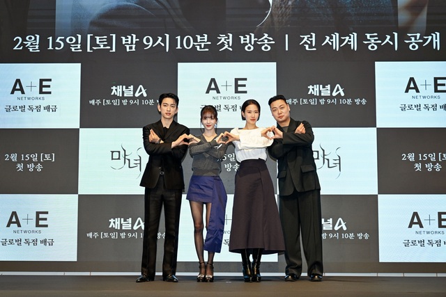 배우 임재혁 노정의 장희령 박진영(왼쪽부터)이 11일 오전 11시 서울 구로구 신도림 디큐브시티 더세인트에서 열린 채널A 새 토일드라마 마녀 제작발표회에서 포즈를 취하고 있다. /채널A