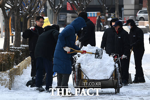정월대보름인 12일은 새벽부터 전국에 비 또는 눈이 오겠다. /서예원 기자