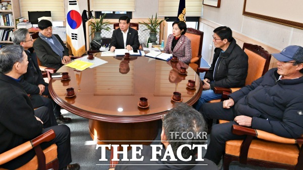 김영태 남원시의장이 남원시 농업인 단체와 장기적인 쌀값 안정 대책과 예산 지원방안 등에대한 대화를 나누고 있다. /남원시의회