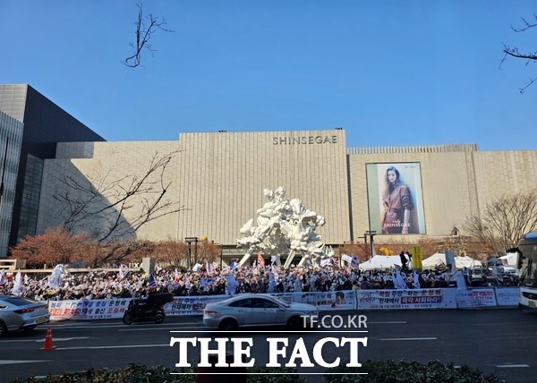 11일 오후 천안 신세계백화점 앞 광장에서 개신교 단체 세이브코리아가 충남 국가비상기도회를 열고 윤석열 대통령 탄핵 반대와 석방을 촉구하고 있다. /박월복 기자