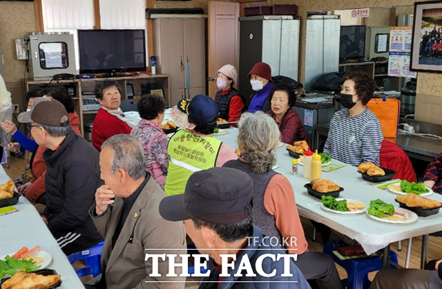 부여군이 지난해 건강마을 가꾸기 사업을 펼치고 있는 모습. /부여군