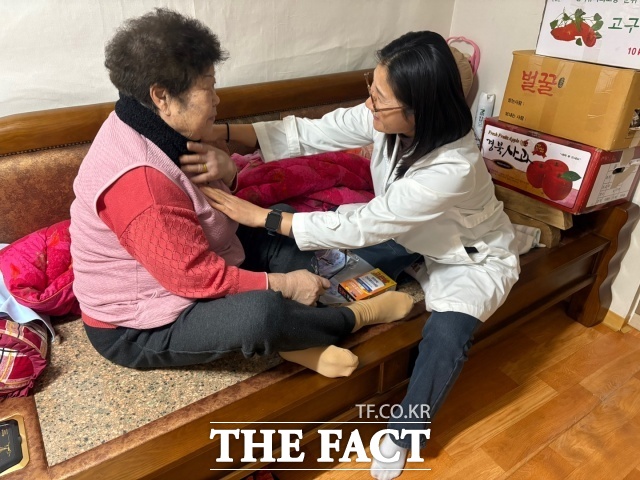 장성군 보건소 건강지킴이가 어르신 가정을 방문해 건강을 살피고 있다. /장성군