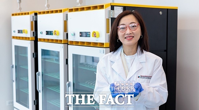 셜리 멍 미국 시카고대학교 교수가 배터리에 사용되는 금속의 질감을 개선하면 성능이 크게 향상된다는 것을 설명하는 모습. /LG에너지솔루션