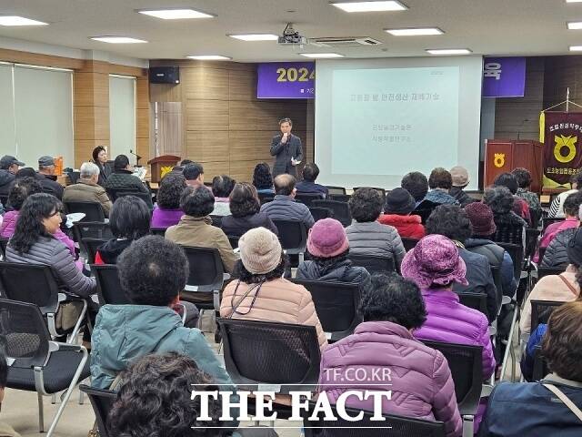 신안군은 흑산면을 제외한 지도읍·압해읍 외 11개 면 농업인 1800명을 대상으로 2025년도 새해 농업인 실용교육을 진행한다. 사진은 지난해 열린 농업인 실용교육 모습./신안군