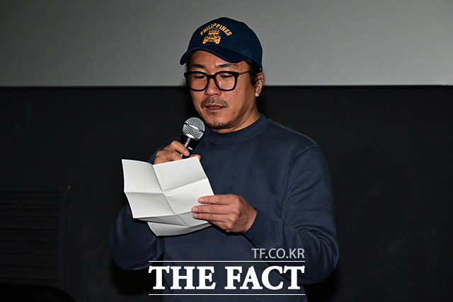 후배 영화 스태프 폭행 혐의를 받는 배우 겸 영화감독 양익준이 12일 오후 서울 광진구 롯데시네마 건대입구에서 열린 영화 고백의 무대인사에 참석해 입장문을 읽고 있다. /남윤호 기자