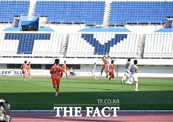 파주시민축구단이 K3리그 홈경기를 치르고 있다./파주시