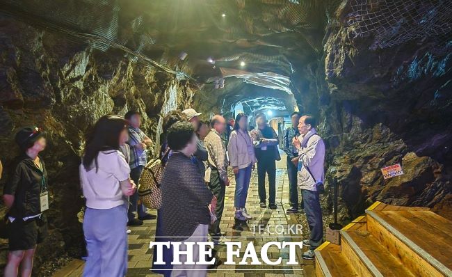 광명동굴에서 문화관광해설사(사진 오른쪽)가 안내하는 모습./광명시