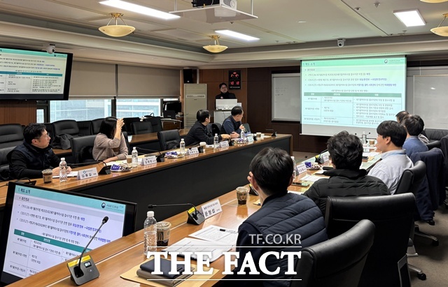 폐기물 매립시설 운영기술 개선 및 검사제도 고도화를 위한 간담회에서 강준구 국립환경과학원 과장이 발표를 하고 있다./KTL