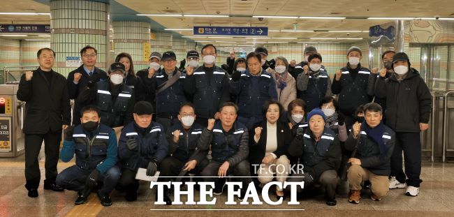 과천시는 13일부터 관내 지하철 역사 통행 안내 인력을 운영한다./과천시