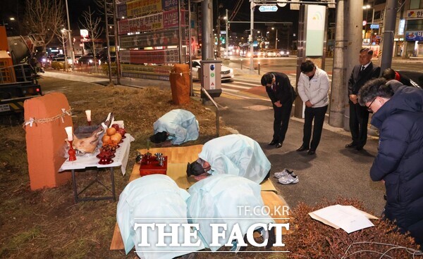 최충규 대덕구청장(사진 뒷줄 왼쪽 두 번째)이 11일 을사년 정월대보름을 맞아 열린 읍내동 장승제에 참석해 구민의 안녕과 지역의 번영을 기원하고 있다./대덕구