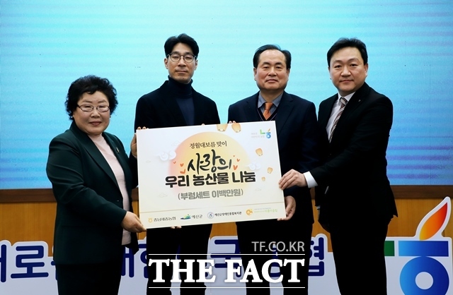 김상식부본부장(오른쪽 첫 번째)과 편임숙 회장(왼쪽 첫 번째)이 12일 정월대보름을 맞이 장애인과 취야계층에게 지원될 부럼을 전달하고 있다. /충남세종농협