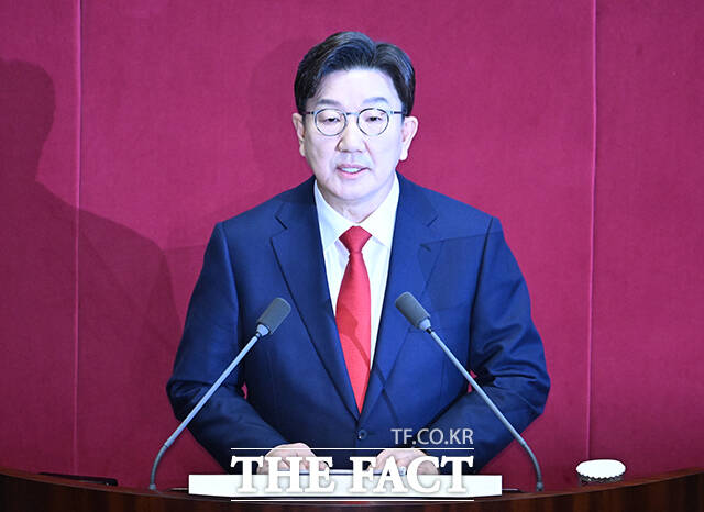 권성동 국민의힘 원내대표가 12일 문형배 헌법재판소장 권한대행을 겨냥해 헌법재판관 임의로 법을 해석하고 인권을 유린한다면, 그것은 법치가 아니라 문 대행의 ‘인치’에 불과하다고 비판했다. 사진은 권 원내대표가 11일 오전 서울 여의도 국회에서 열린 본회의에 참석해 교섭단체 대표 연설을 하고 있는 모습. /국회=박헌우 기자